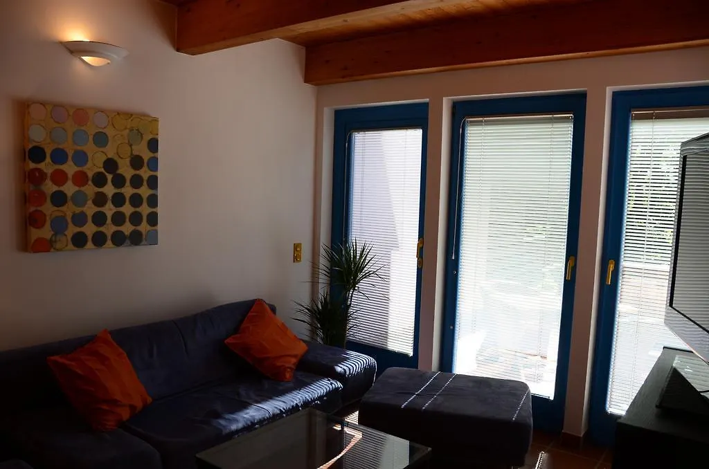 Hôtel Wooden House In Vienna On The Edge Of The Beautiful Forests Of Vienne 0*,  Autriche