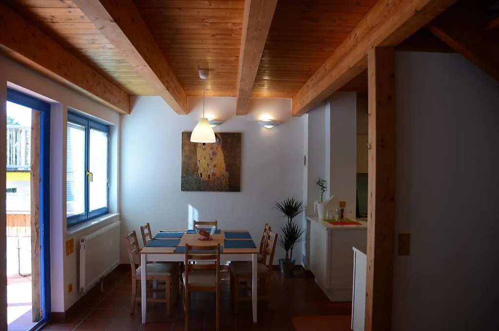 Hébergement de vacances Hôtel Wooden House In Vienna On The Edge Of The Beautiful Forests Of Vienne Autriche