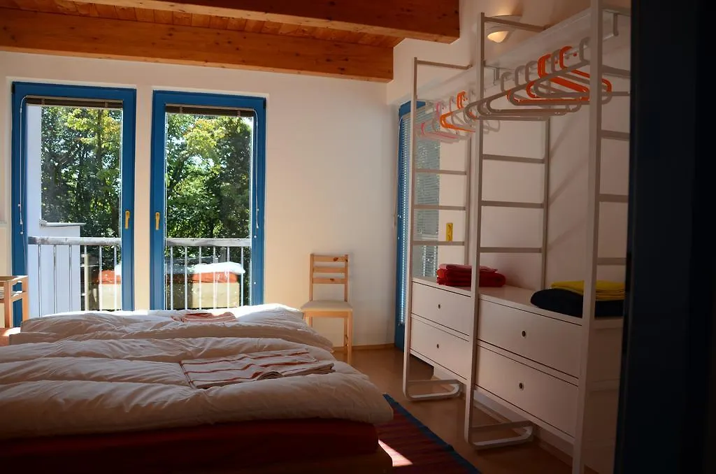 Hébergement de vacances Hôtel Wooden House In Vienna On The Edge Of The Beautiful Forests Of Vienne